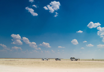 Touristen schauen auf die weite Etosha Pfanne, Namibia
