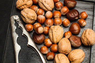 Frutos secos, nueces, almendras, avellanas sobre un fondo oscuro. Vista superior y de cerca