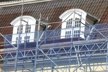 Fototapeta na wymiar Baustelle, Altbau, Fenster, Dach, Gerüst