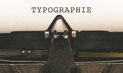 Typographie, Text auf Papier in alter Schreibmaschine