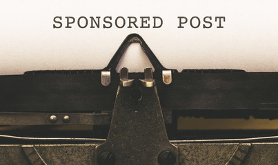 Sponsored Post, Text auf Papier in alter Schreibmaschine