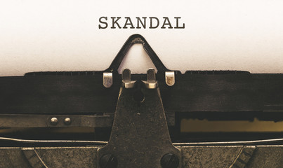 Skandal, Text auf Papier in alter Schreibmaschine