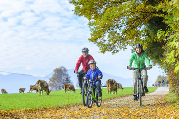 Obraz premium Radtour im spätherbstlichen bayrischen Oberland