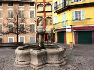 Fototapeta na wymiar Fontaine sur la place de la mairie à Embrun