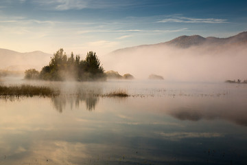 Obraz premium Misty Autumn morning on Lake Cerknica, Sloveni