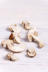 Rohe Steinpilze auf Holz