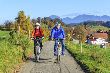 zwei Radler im spätherbstlichen bayrischen Oberland