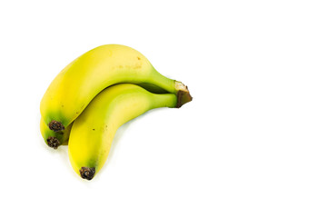 Plátanos amarillos enfocado tres unidades con el fondo blanco dispuesto en un lateral