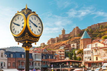 Amazing view of City clock, Old Meidan Square and Narikala ancient fortress in the sunny morning, Tbilisi, Georgia. - obrazy, fototapety, plakaty