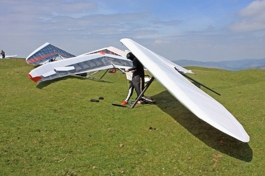 Hang gliders prepared to fly