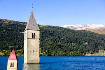 Kirchturm im See