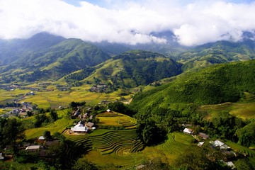 Ta Van village is as beautiful as a picture, leaning against Hoang Lien Son mountain. It's very convenient to travel from Ta Van to other famous places at Lao Cai such as Lao Chai, Cau May, Ta Phin.