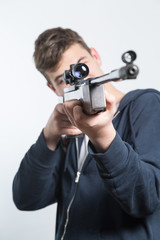 Junge schießt mit einem Luftgewehr