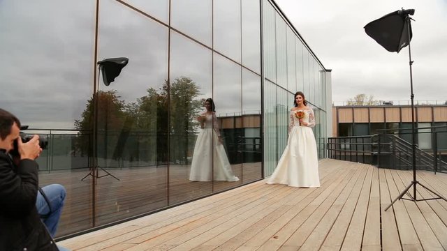 The bride posing to photographer
