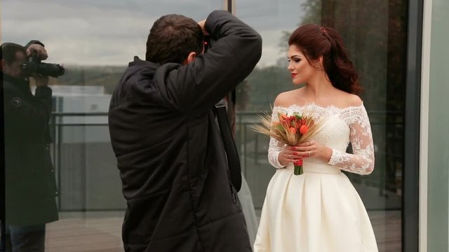 The bride posing to photographer