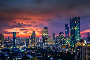 Naklejka premium Coraz więcej nowoczesnych budynków w Bangkoku