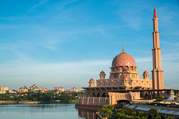 Fototapeta na wymiar Putra Mosque or pink masjid in Putrajaya, Malaysia.