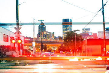 Obraz premium Pociąg rozpędza się na kolei ulicami miasta