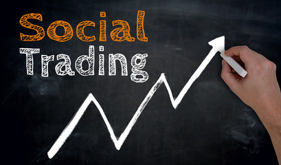 Social Trading wird von Hand auf Tafel geschrieben