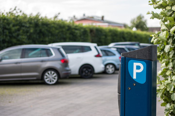 Fototapeta na wymiar Kostenpflichtiger Parkplatz mit Parkautomat