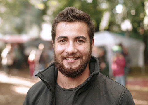 junger Mann mit Vollbart auf Markt, Hipster l&auml;chelnd