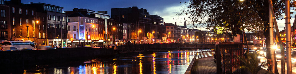 Fototapeta premium Nabrzeże rzeki Liffey w Dublinie, Irlandia. Nocny widok
