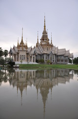 Fototapeta na wymiar Wat Luang Phor Toh