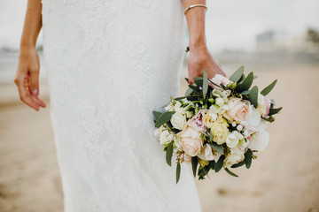 Braut hält einen Brautstrauß in den Händen