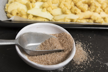 Zimt und Zucker für einen Streuselkuchen