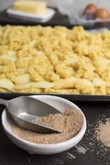 Zimt und Zucker für einen Streuselkuchen