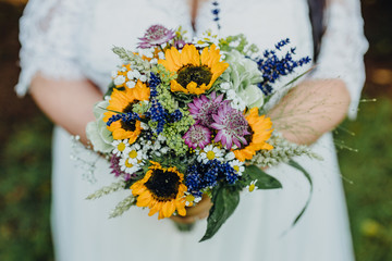 Braut hält einen Brautstrauß in den Händen