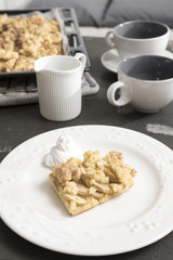 Streuselkuchen und Sahne