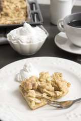 Streuselkuchen und Sahne