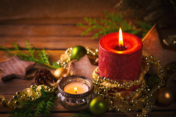 Stimmungsvolle Dekoration mit Kerzen auf Holz  für Advent und Weihnachten