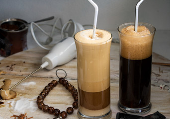 Zwei Gläser griechischer Frappe mit Mixer und  einen Komboloi 