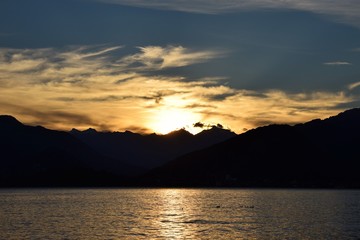 Fototapeta premium Il tramonto. Lago Maggiore