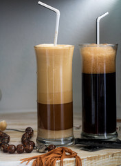 Zwei verschiedene Frappe und ein Komboloi