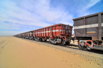 Obraz premium Najdłuższy pociąg na ziemi w pobliżu Nouahdhibou w Mauretanii
