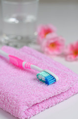 Obraz na płótnie Canvas Pink toothbrush on a pink towel