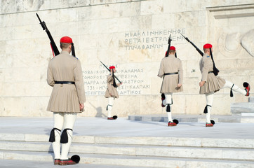 Obraz premium Evzones Greeces historic presidential guard.The unit is known for its uniform, which has evolved from the clothes worn by the klephts.The most visible item of this uniform is the fustanella, 