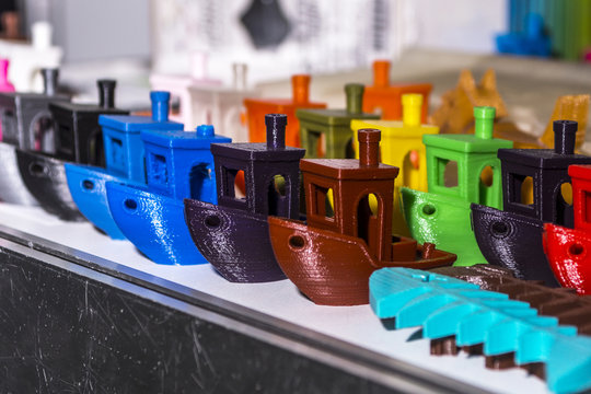 Figures of different colors