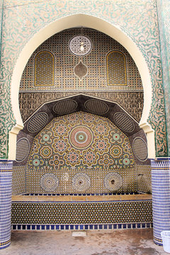 Orientalischer Brunnen in der Medina von Fes, Marokko