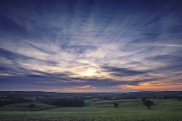 Obraz premium Colorful Sunrise Sky over British Fields in Autumn