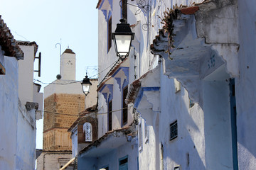 Häuser und Moschee in Chefchaouen, Marokko
