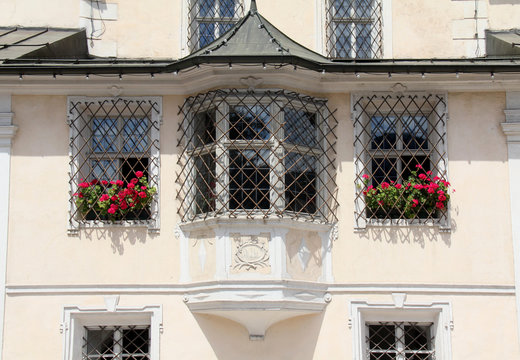 Palazzo J&ouml;chl a Vipiteno; ercher e finestre della facciata