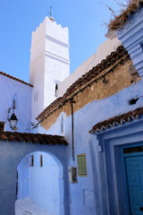 blaue Häuser, Gasse und Moschee in Chefchaouen, Marokko
