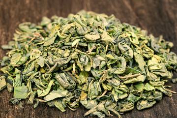 Green and black tea leaves