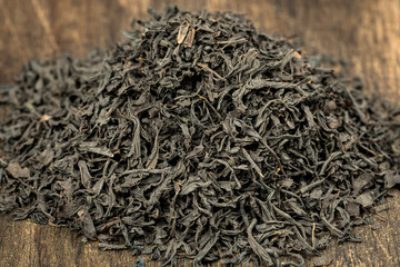 Green and black tea leaves