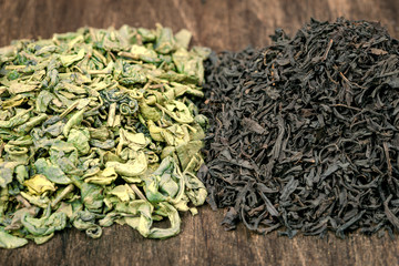 Green and black tea leaves