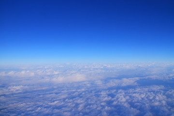 Fototapeta na wymiar 鮮やかな青空と雲